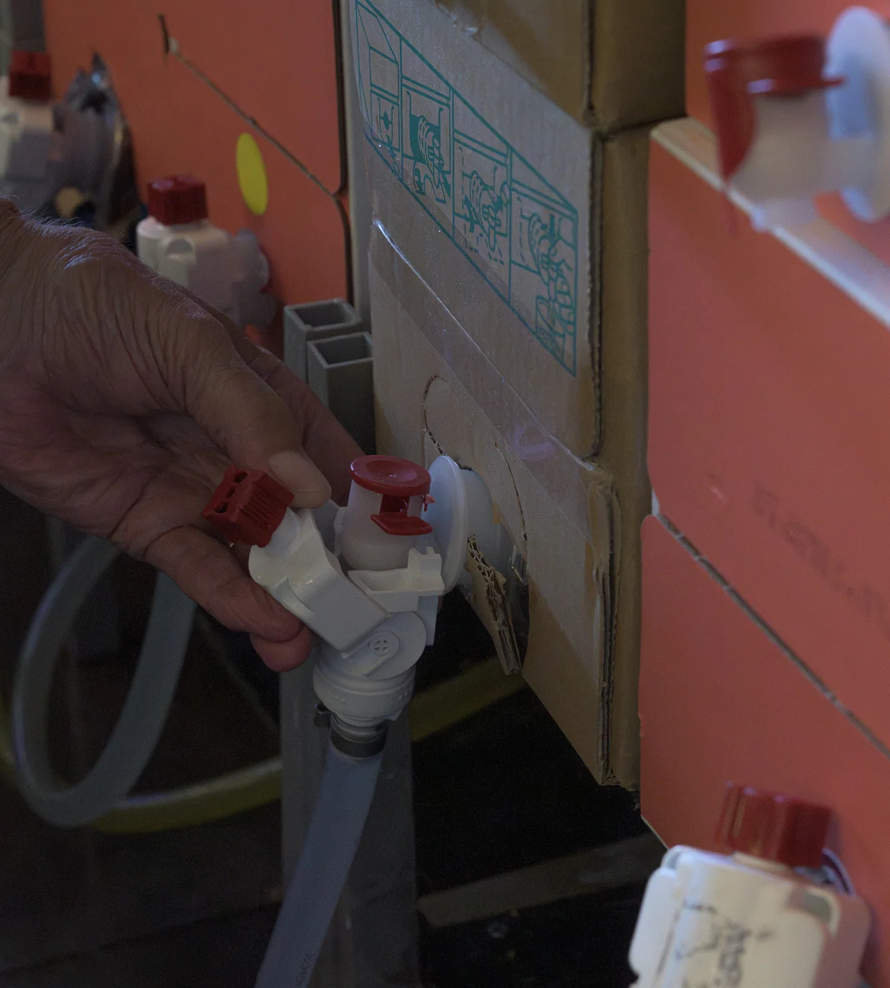 Hand die een bag-in-box van Wijn in Box aansluit op het doseertapsysteem