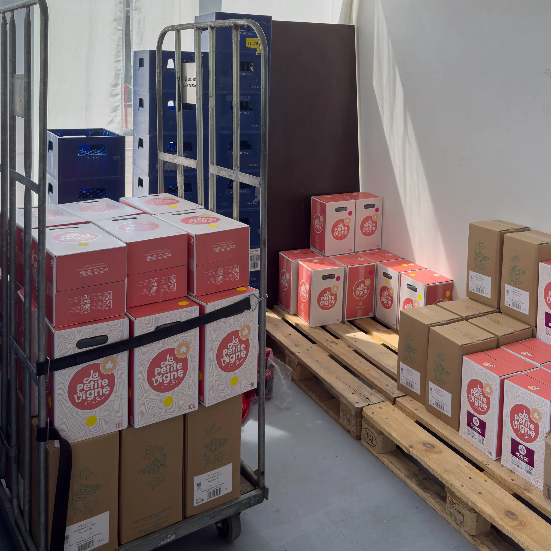 Bag-in-box pakken van 10 liter wijn gestapeld op pallets in de opslag van Wijn in Box